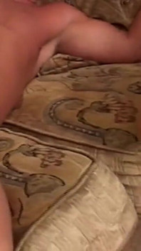 Gagica plasă cu tocuri înalte adoră să fie futută anal