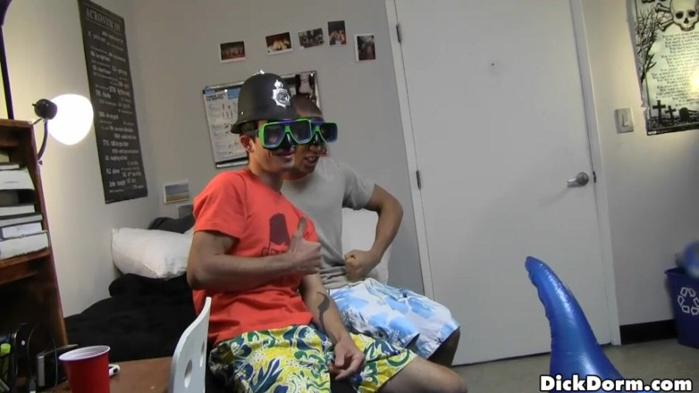 Reality Dudes: Reality Dudes - Pool Boys Have Anal Threeway for Some Spending...