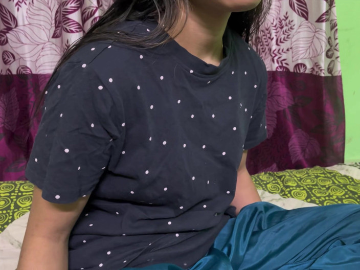Riya Chowdhury: 当我看到她时，性感人妻换衣服