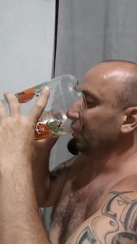 Un litre de pipi-citronnade, nous buvons notre pisse dans une cruche