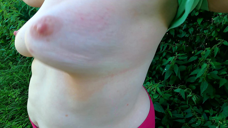 Bouncy Tits Action: Kromě kopřiv, Kozy Beaten Red