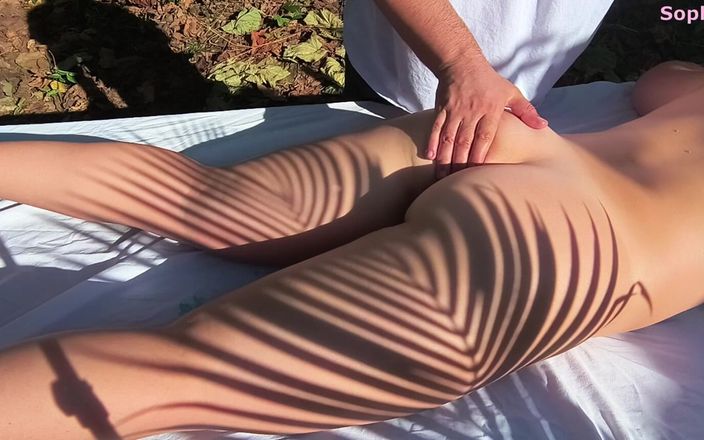Sophie HelenAss: La calda bionda tradisce suo marito con la massaggiatrice!