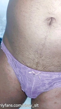 Ladyboy stript en pist buitenshuis in kuisheidskooi en plug