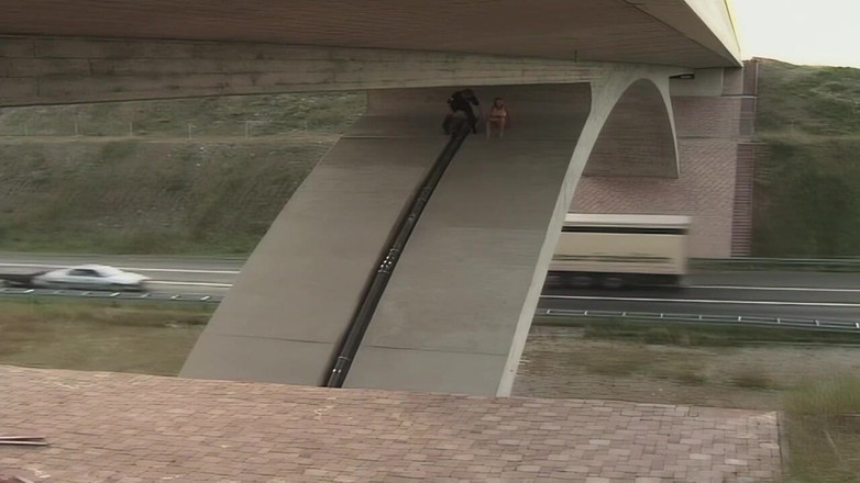 German Porn: Baiser sur l’autoroute et sous le pont de l’autoroute