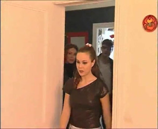 Orgsex: Vrai amateur à la maison : Jane montre son gros cul rond...
