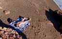French X: Přistižena při opalování nahá na stánku - trestem bylo nadržené šukání