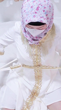 O fată malaieziană hijabi tachinează pula cu albă Abaya care își expune curul