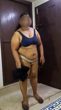 Mavi sari içindeki seksi yenge, seksi tombul vücudunu göstermek için sari çıkarıyor. Büyük patron ve göt