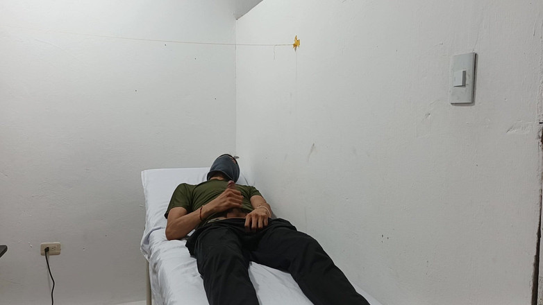 Goky: Médico pervertido masturba pau no escritório