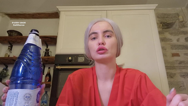 Faith Eros: Mẹ kế bú một cái chai - tôn sùng cổ, tôn...