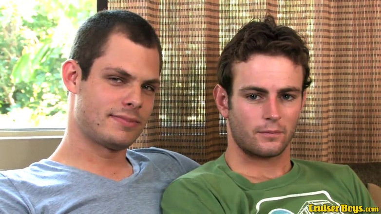 Cruiser Boys: 2 Homos berbulu kongkek dubur batang menghisap sofa bertuah – sperma...