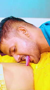 L'insegnante bihari sexy ha insegnato una lezione di sesso alla sua studentessa biricchina