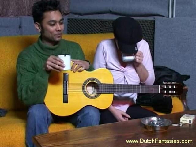 Dutch Fantasies: Schattige babe berijdt de pik van een vreemde op de...