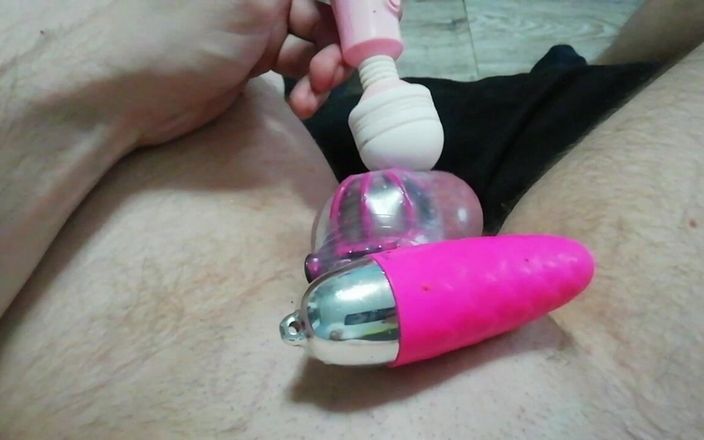 Adashah: Escrava Adashah trancada em uma pequena castidade. Fodida no cu...