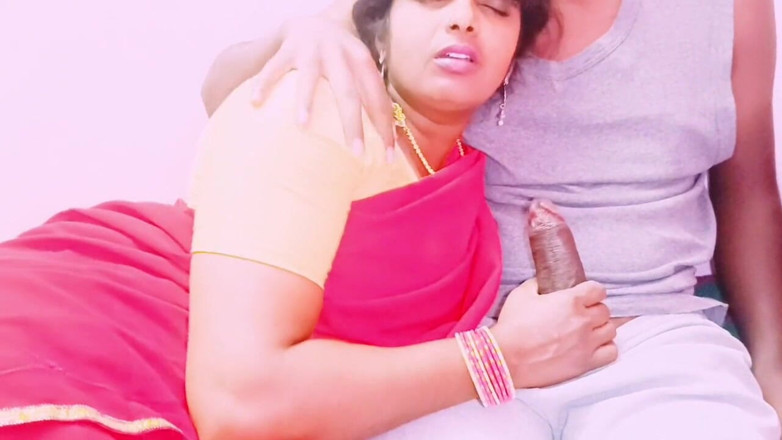 Telugu honey lips: インドのセックス。デジ美しい赤いサリー継母は残念ながらクソ義理の息子の大きな長いペニス。ハードコアなクソテルグ語の淫語。