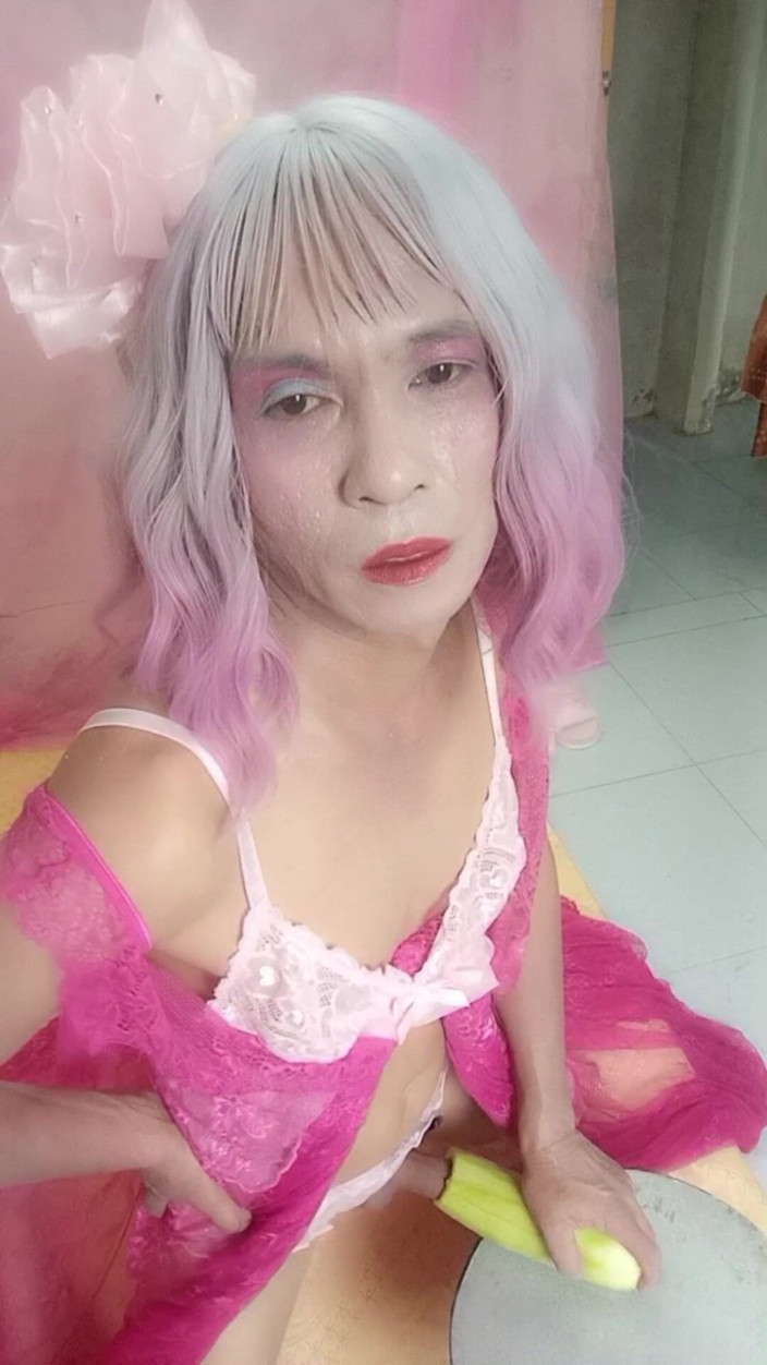 nguyen dang thien tri: Transgender Oanh Le memakai pakaian seksi dan melancap.