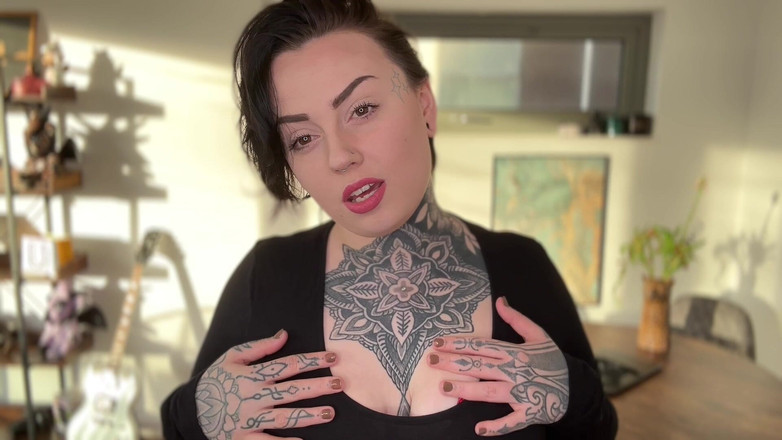 Miss Valentina: ベッドで彼女のJOIと共に