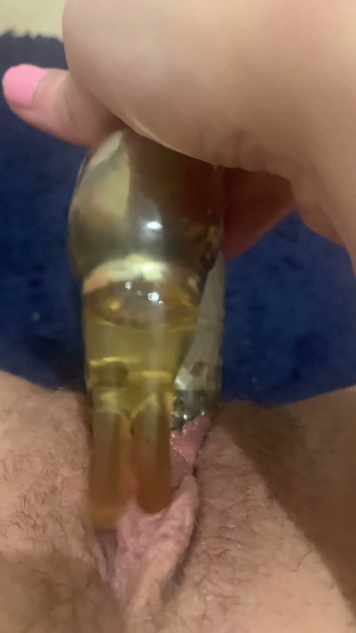 BustySecretGf: La moglie annoiata chiede al marito di ivanzare il bagno...