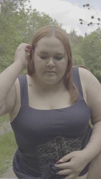 La bbw rossa piscia vicino a un cancello