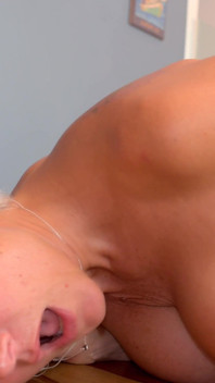 345 orta yaşlı seksi kadın öğretmen anal sarkıyor çişini yapıyor