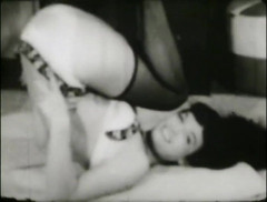 Vintage megastore: Morena clásica de lencería muestra su cuerpo