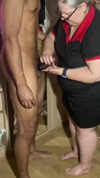 Tipo Nonna GILF Della Porta Accanto Gioca Con Il Cazzo Nero Al Mattino per La Sborrata in Mano.