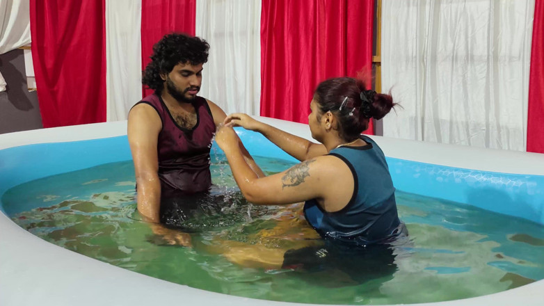Vaigavarun45: Dragoste la piscină cu Lip Lock