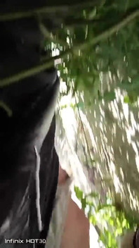 Mengongkek batang di tempat awam di luar rumah