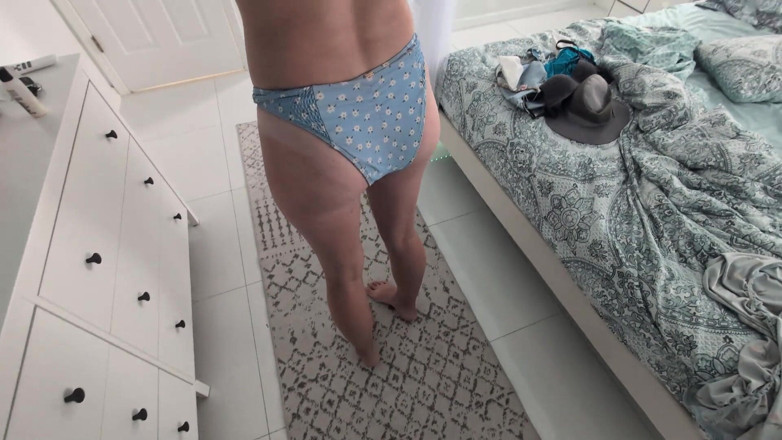 Mimiandevan: POV geneukt onder de douche op zijn hondjes