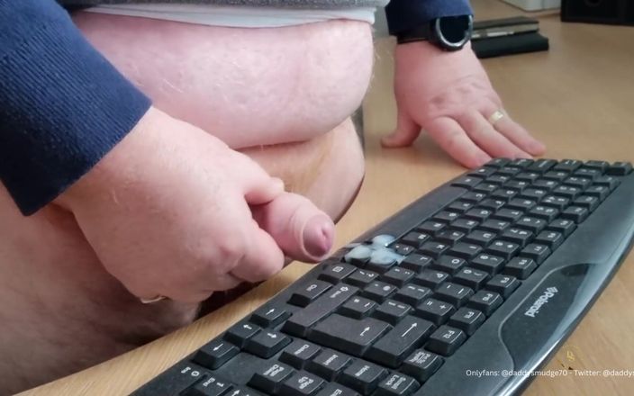 Daddysmudge: Un papa éjacule sur un clavier au bureau