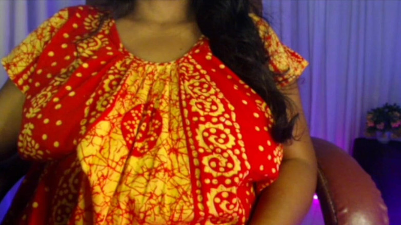 HotGirl21: Doamnă însărcinată în Penty Sutien cu burtă și apă potabilă.