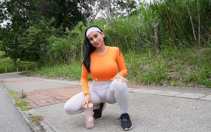 Jenifer Play: Entrenador falso se aprovecha de mí para follar mi enorme...