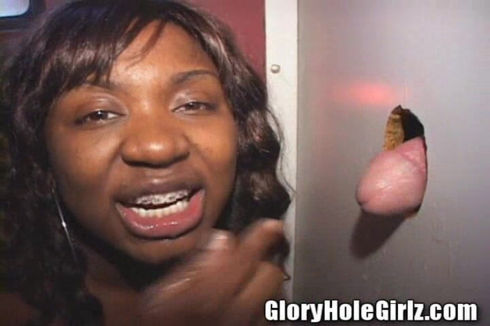 Glory Hole Girlz: Mooie borsten beugel zwarte teef zuigt pikken sperma spetterd kijkgat...