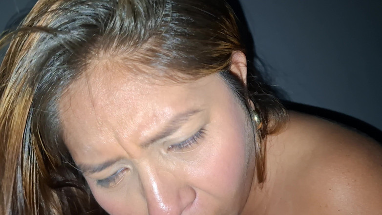 SugarPose: Opgeblazen bbw-latina zuigt een dildo, masturbeert en tieten spelen