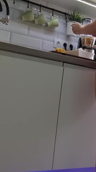 Naakt koken in de keuken. 31902
