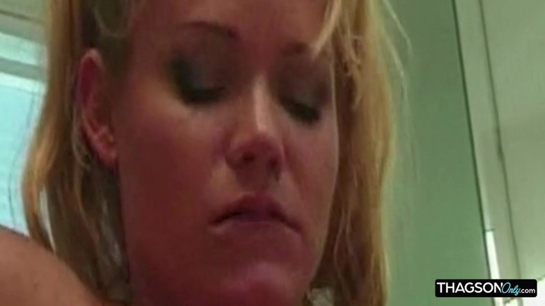 THAGSON 18+: Gagică blondă cu degetul tare până la orgasmul umed care...