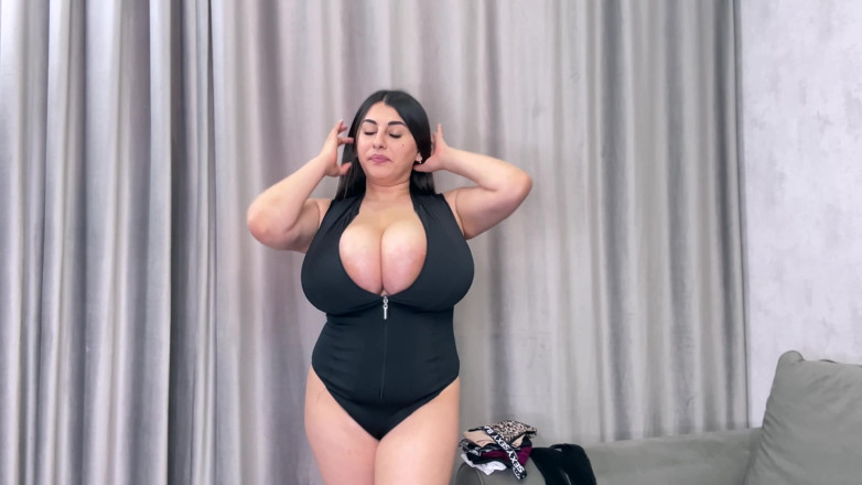 Melon Juggler: Peitos Carol ostenta seus peitos enormes