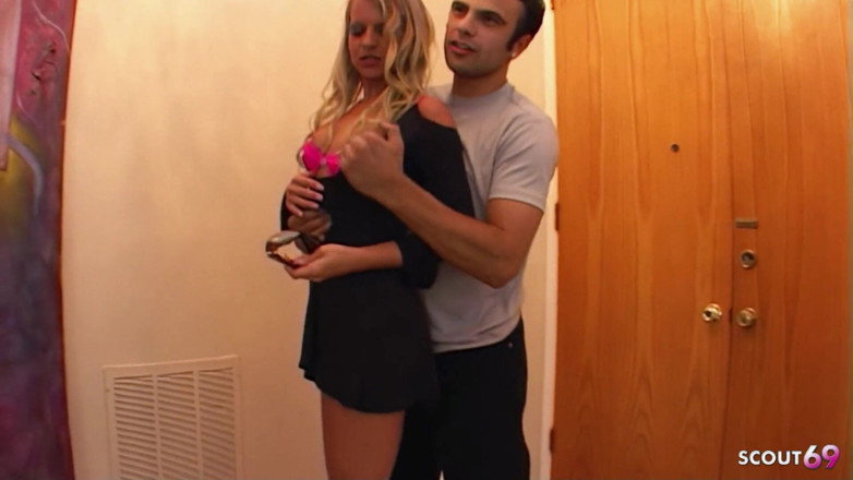 Full porn collection: Sarah, MILF blonde dévergondée, se fait enculer par son voisin...