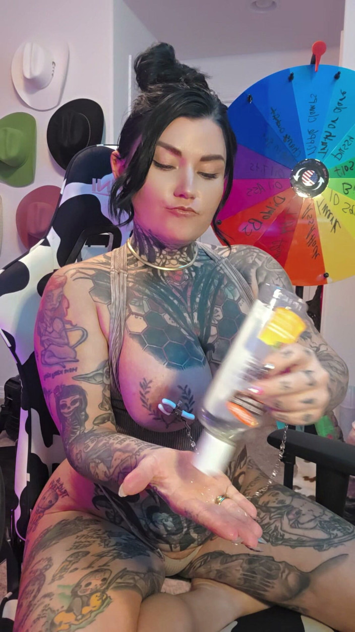 Ventressink: Put on My Nipple Clamps with Me