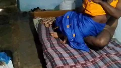 Peituda indiana fode em sari azul