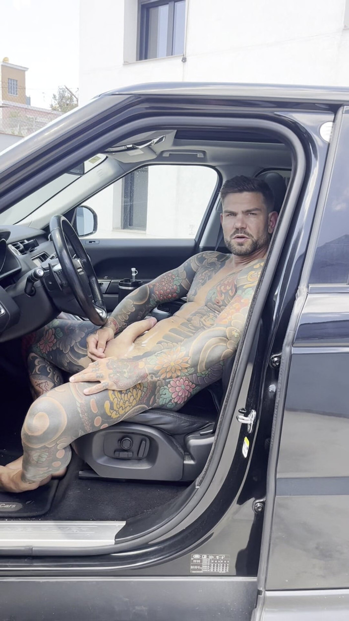 Juan Lucho Gay: Guy Masturbates in the Car