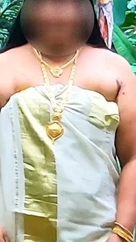 เผยในหุ่นเซ็กซี่เอาท์ดอร์, รุ่นแม่น่าเย็ด Mallu ในชุดนอนและนมแบบดั้งเดิม, โชว์ตูดและนมใหญ่ของเธอ