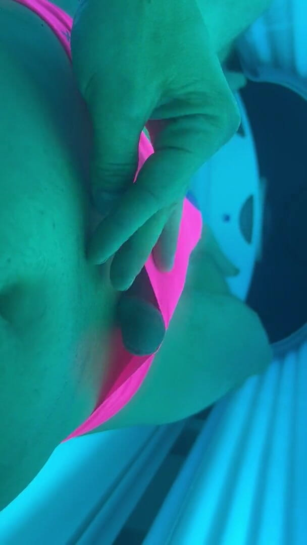 HotnHorny: Diversión traviesa en salón de bronceado