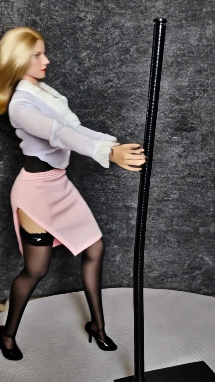 PeacefulDigit325: Marina在杆子上跳舞