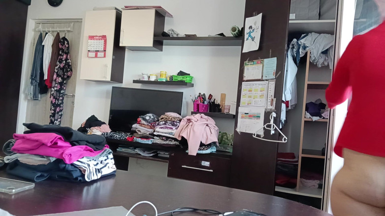 Amateur_MS: Amatérská manželka se baví zkoušením oblečení a řezáním.