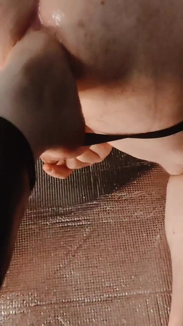 KinkyFamily: Fot fisting slav röv