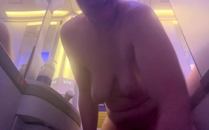 Putarankahotmilf: 爆炸性的潮吹和阴户在飞机马桶里张开