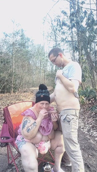 Outdoor Lutschen Blätter bis anal pumpen auf dem auto hart und hart