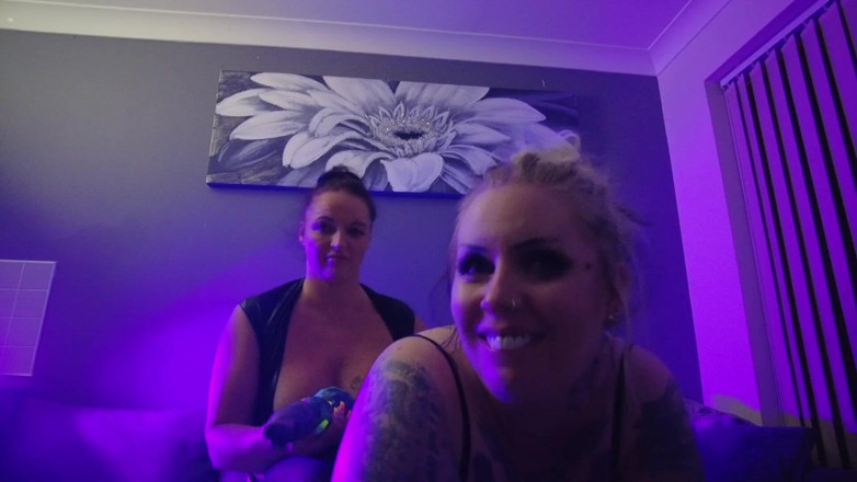 Mistress Jodie May: MILF a transvestite UV vosková hra