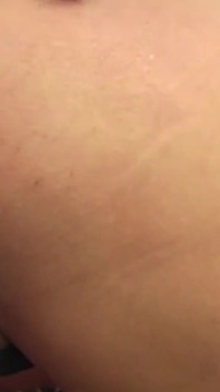 Koyu tenli marie luv derin bir anal sikişmeden önce sıkı götünü yalatıyor.
